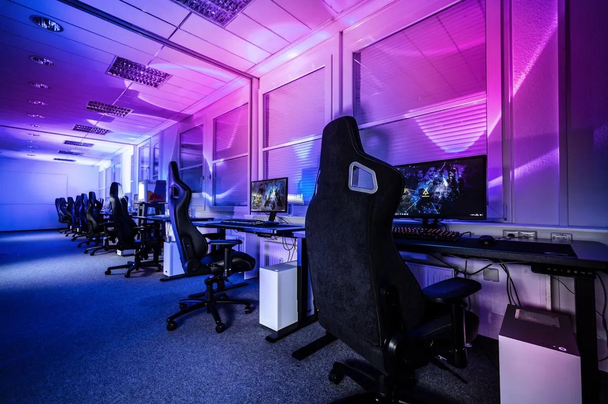 Ökningen av Esports: Är konkurrenskraftiga spelare de nya idrottarna?