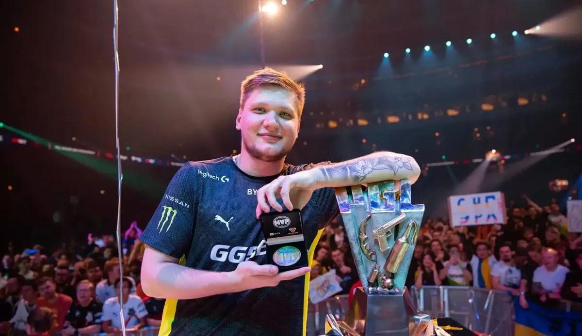 s1mple lämnar NAVI efter nio ikoniska år och skriver kontrakt med BC.Game