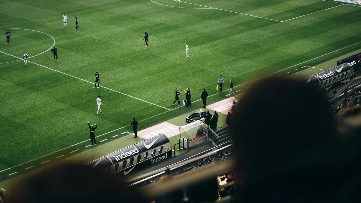 Spela på fotboll under hela säsongen hos Rabona bet och liknande sajter: guide månad för månad