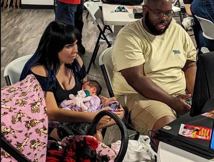 Mamma i Florida vinner Mortal Kombat-turneringen medan hon håller ett nyfött barn