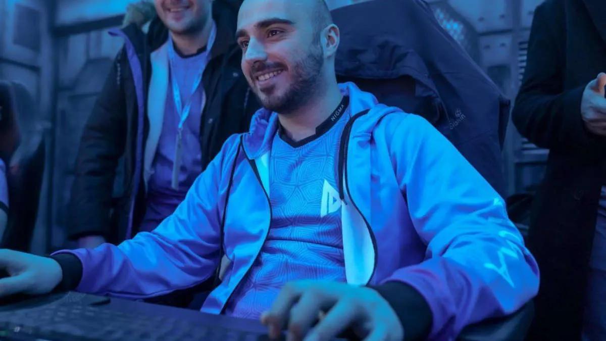 KuroKy spelade 121 hjältar i officiella matcher. Snart når hans betyg 122