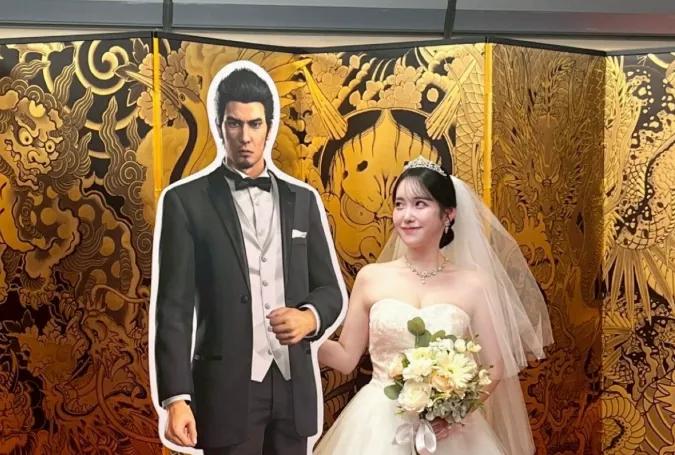 Kazuma Kiryu i kartong blir centrum för ett fanskapat bröllop i Tokyo