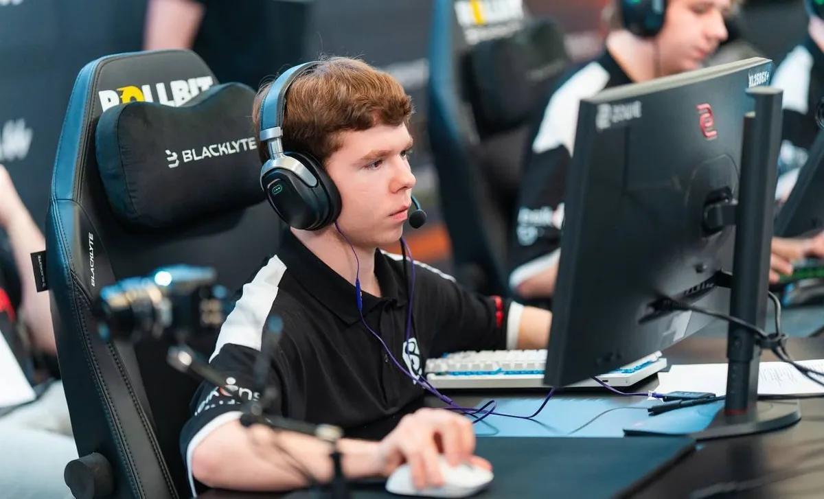 Danyyl "headtr1ck" Valitov lämnar B8 - spelaren sätts upp på transferlistan
