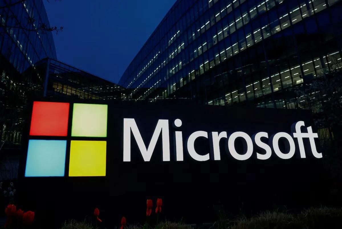 Microsoft förbereder sig för massiva uppsägningar av anställda och prioriterar AI-utveckling.