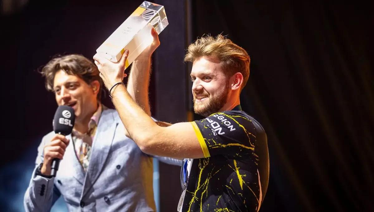G2 Esports player NiKo displayed his frustration after losing a round at the EPL and accidentally broke his chair in a fit of anger